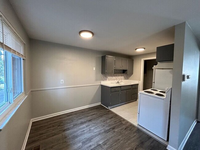 Building Photo - 1850 John Glenn Rd