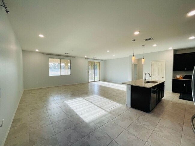 Building Photo - Beautiful home located in gated community ...