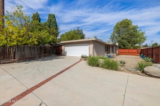 Building Photo - 865 W Hillcrest Dr