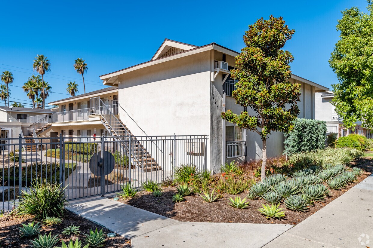 Primary Photo - 921-927 S Trident St