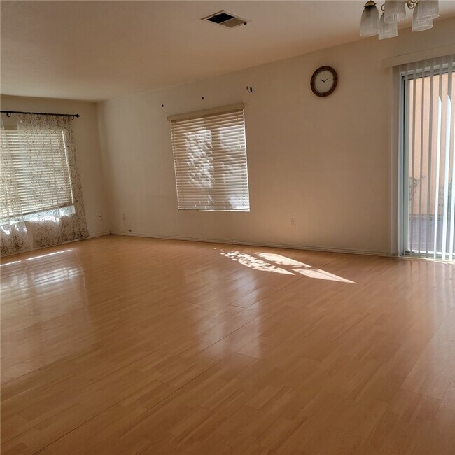 25136 Steinbeck Ave Unit B, Stevenson Ranch, CA 91381 Condo for Rent
