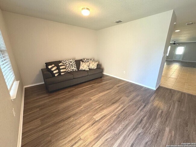 Foto del edificio - 7699 Paraiso Haven