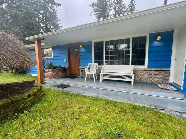 Foto del edificio - Charming 3-Bedroom Home in Lakewood with Spacious Yard & Modern Comforts