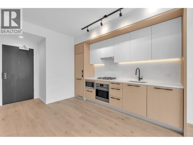 Building Photo - 2729 Kingsway