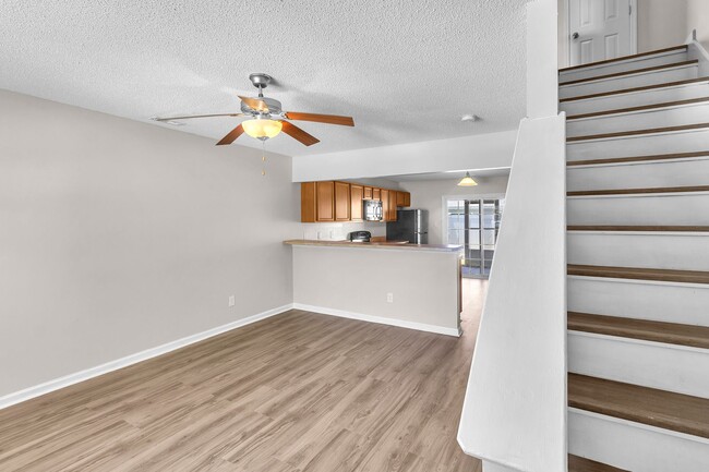 Building Photo - 2 Bed 2.5 Bath Townhome