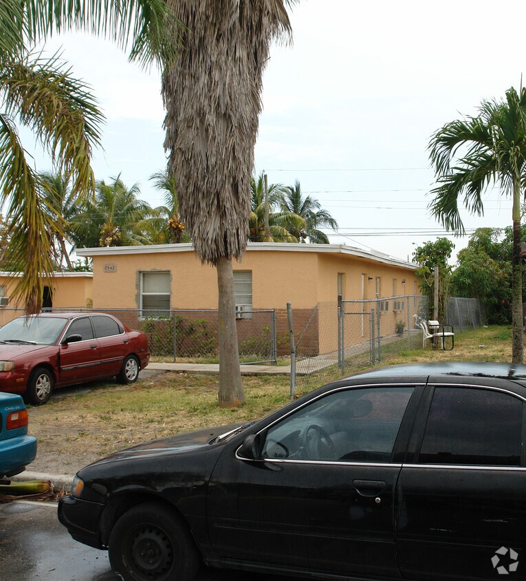Primary Photo - 2930-2942 NW 8th St
