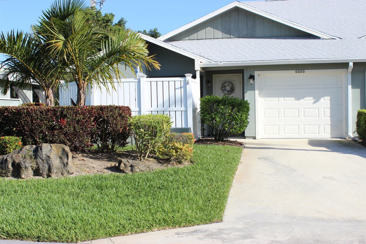Foto principal - 6686 SE Yorktown Dr