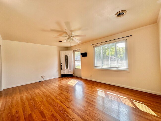 Building Photo - Freshly renovated 2 Bed 1 Bath in Clarksvi...