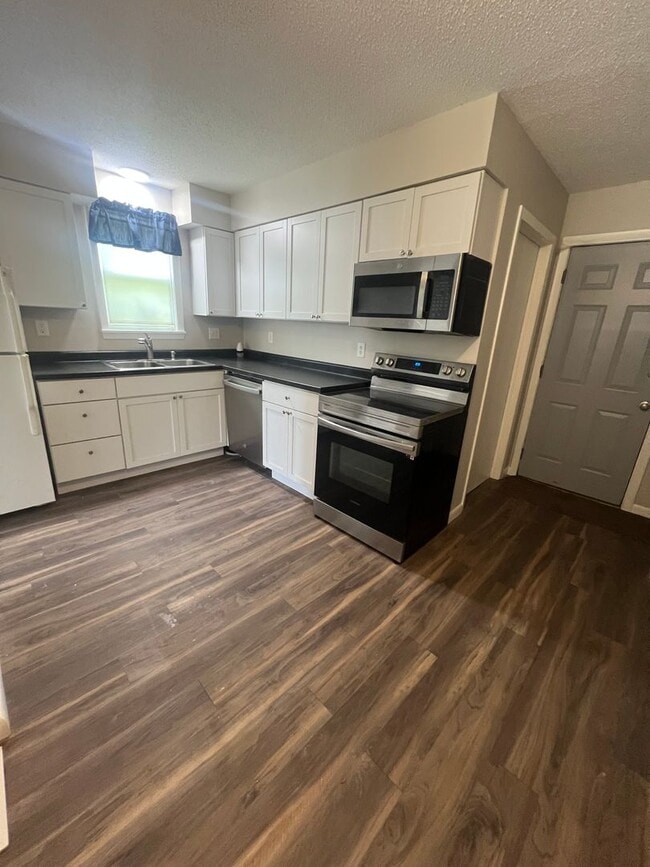 Building Photo - 2 Bedroom 1 Bath w/Garage and in unit Washer/Dryer