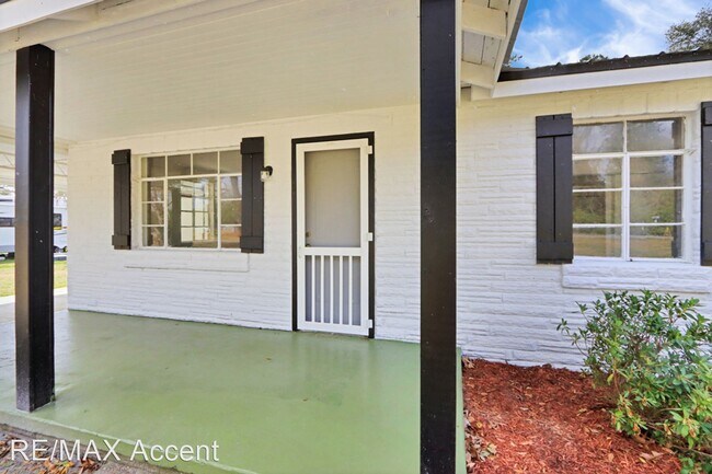 Building Photo - 2 br, 1 bath House - 155 Oak Hill Rd.