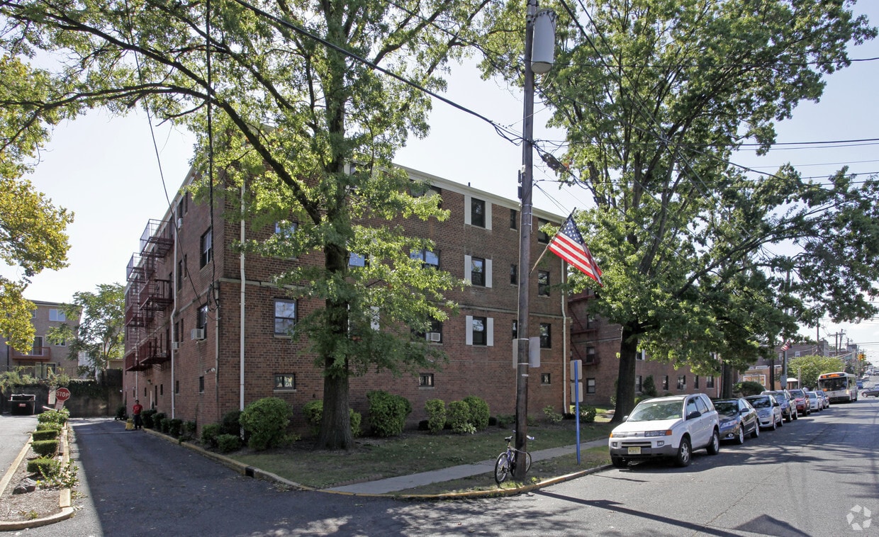 Building Photo - Palisades Court and Manor Apartments