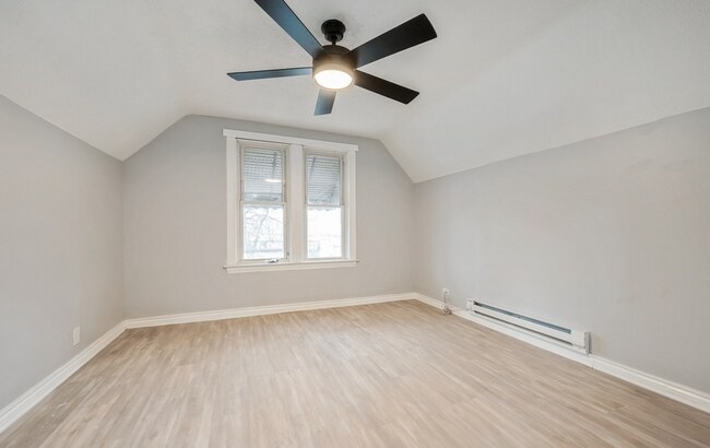 Foto del edificio - 1353 N Harding Ave