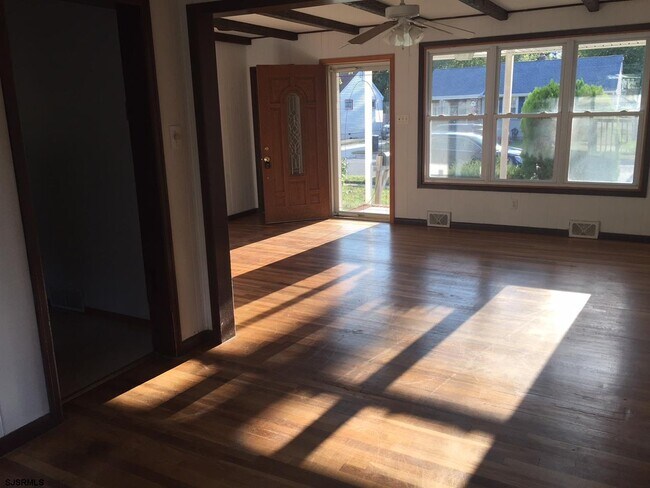 Foto del edificio - 11 Forrest Dr