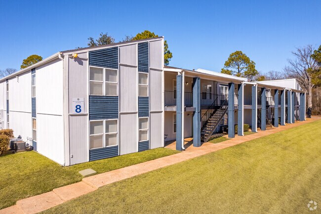 Foto del edificio - Whispering Pines Apartment Homes
