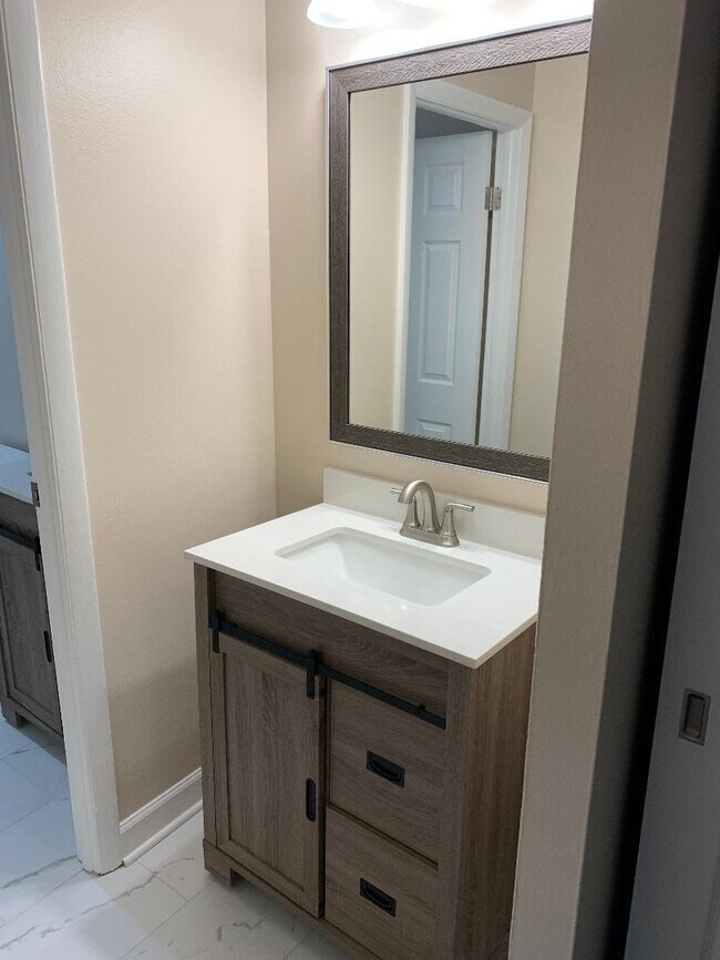 Foto del edificio - 5800 Oakwood Dr