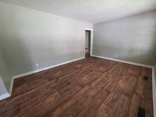 Building Photo - Nice Home with Fenced Yard