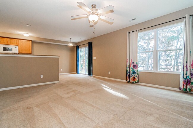 Foto del edificio - Spacious home close to Fort Riley!