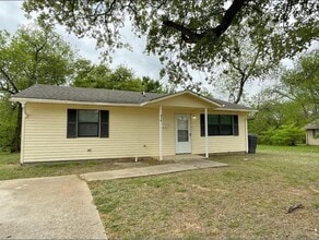 Building Photo - 818 Roff St