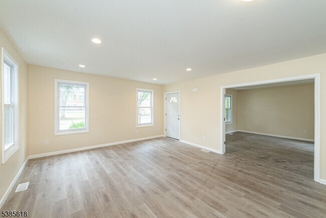 Foto del edificio - 55 Lakeside Ave