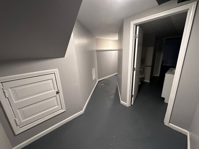 Building Photo - $900 - 3 bed 1 bath - Beautiful apartment ...