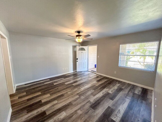 Foto del edificio - Fully Renovated 2/1 at 3723 NW 45th St Unit A