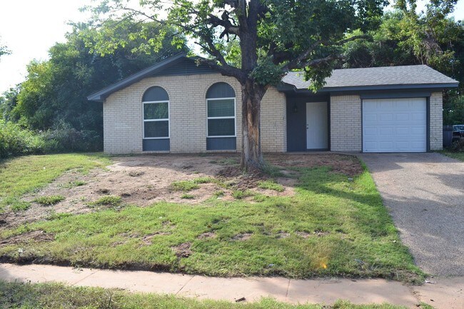 Foto del edificio - 3 br, 1.5 bath House - 409 Carver