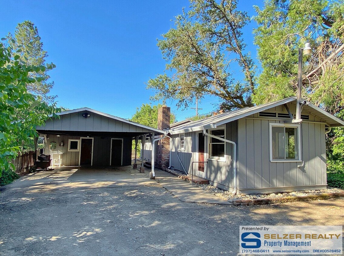 Primary Photo - Roomy & renovated 2 bd. home in a country ...