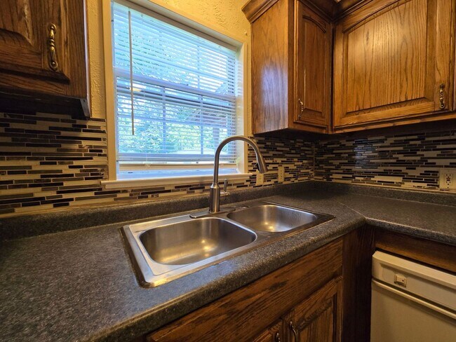 Foto del edificio - RENT SPECIAL - AVAILABLE NOW!