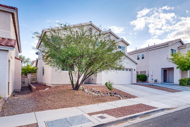 Foto del edificio - Spacious 3-Bedroom Home Featuring Downstai...