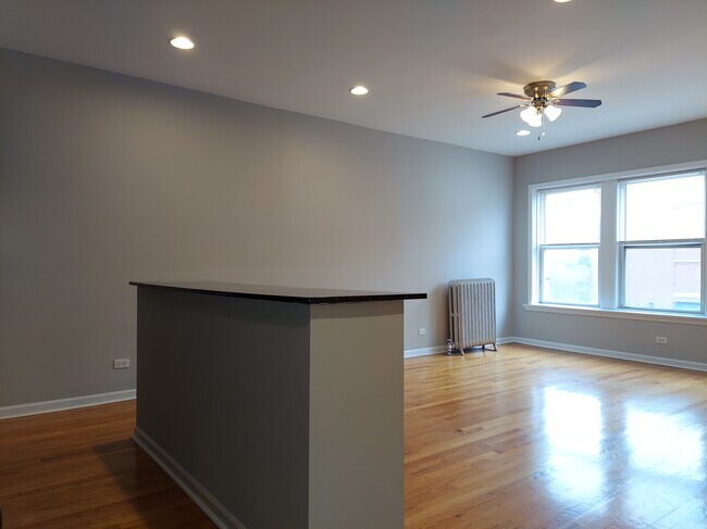 Foto del edificio - 4810 N Winchester Ave