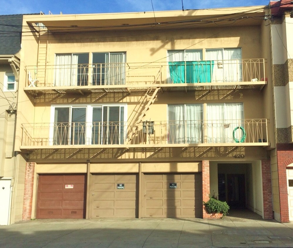 Building Photo - 420 20th Ave