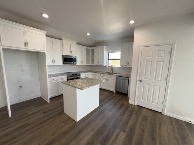 Building Photo - 695 Rd 5707