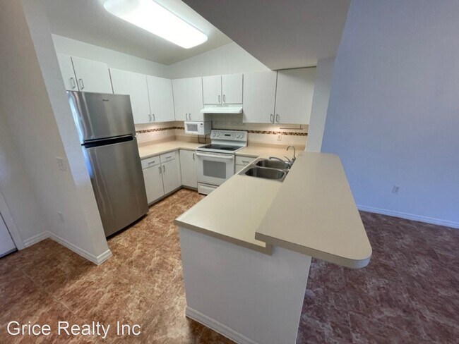 Building Photo - 2 br, 1 bath House - 8264 Key Royal Cir. #833