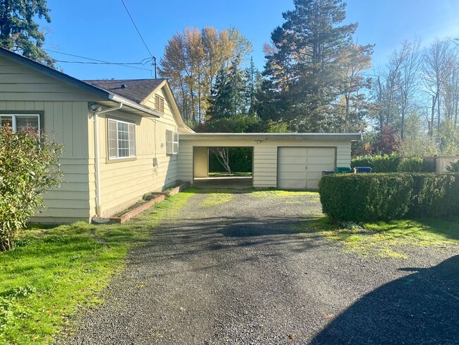 Building Photo - Adorable 3 Bed/2 Bathroom Vintage Style Ho...