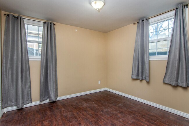 Building Photo - 1109 E 400 S