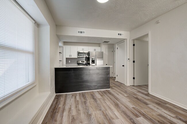 Building Photo - 727 Vicksburg Ave