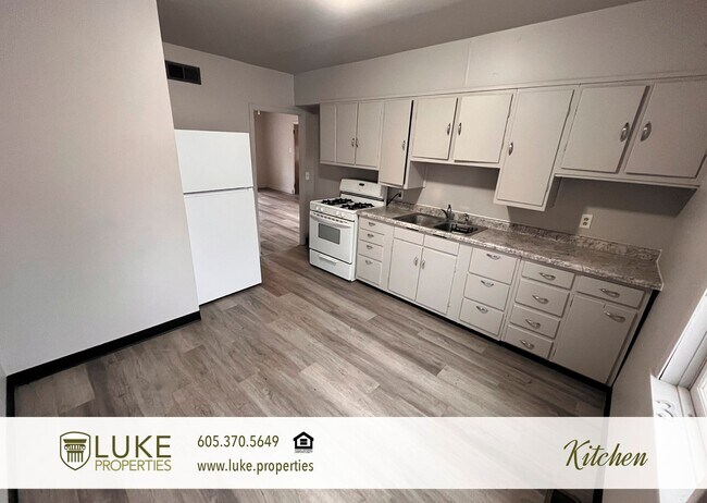 Building Photo - 320 S Dakota St