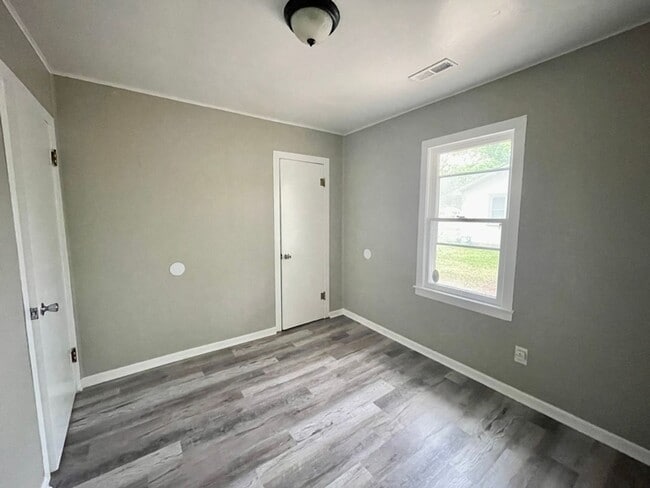 Building Photo - Spacious Home in Haysville Schools, with M...