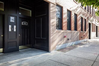 Building Photo - 37 Chelsea St