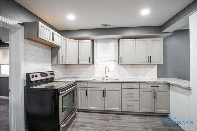 Building Photo - 822 Avalon