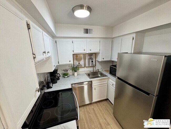 Foto del edificio - 1533 Sunflower Ct N