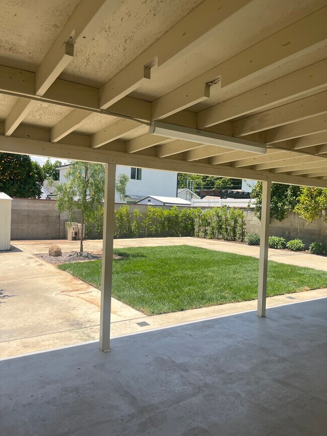 Foto del edificio - 8039 Canaloupe Ave-