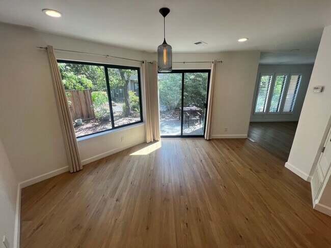 Foto del edificio - Beautiful upgraded 3 bed 2.5 bath Townhous...