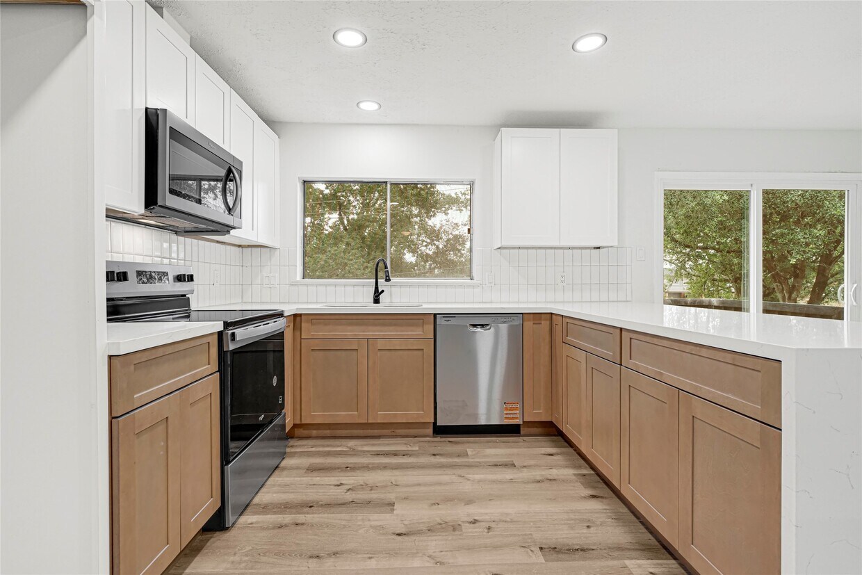 Foto principal - 15231 Silverman St