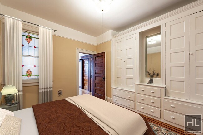 Foto del edificio - **No Fee Historical Haven with Contemporar...