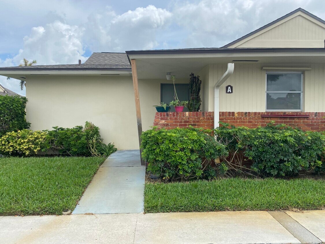 Foto principal - 2770 Ashley Dr E