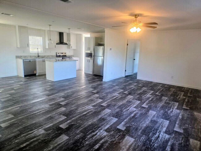 Foto del edificio - Brand-New Home For Rent 3 Bedroom 2 bathroom Almost 1500SQFT