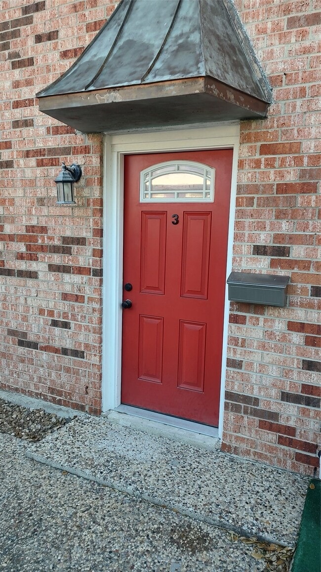 Building Photo - 4513 1/2 Bernardo De Galvez Ave