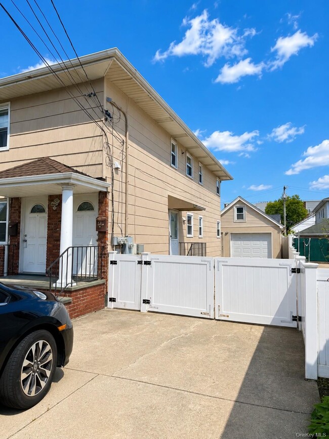 Building Photo - 131 Roslyn Rd