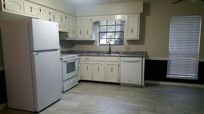 Building Photo - *****AVAILABLE NOW*****